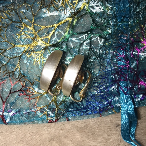 Vintage white and gold clip on earrings 💕 - Picture 4 of 4